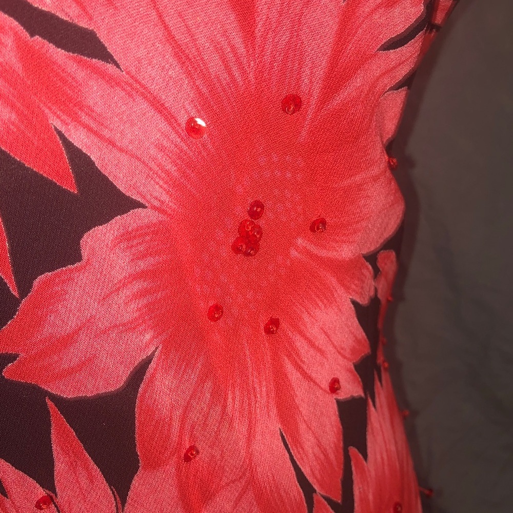 Chic Floral Maxi Dress in Red and Black - Picture 7 of 11